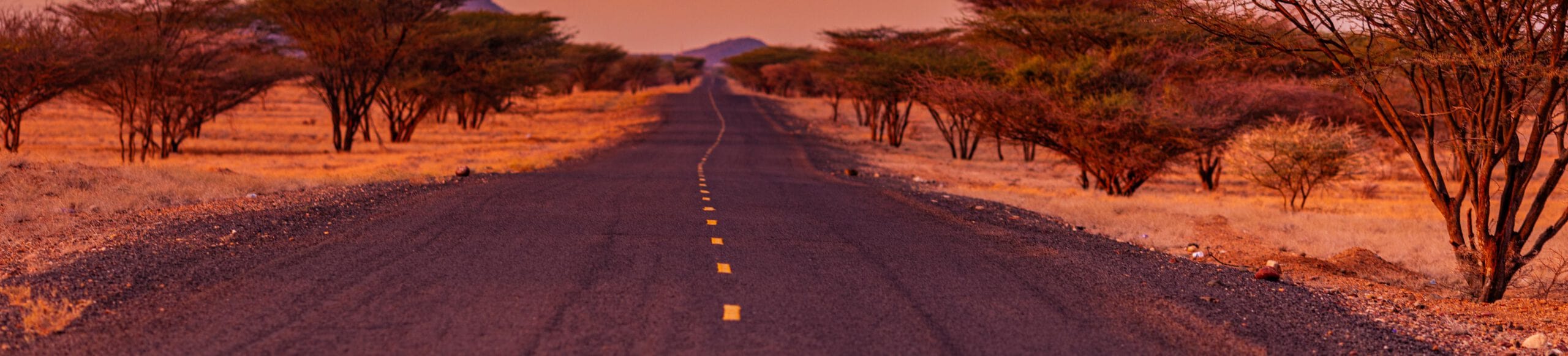 Eine lange Straße beim Sonnenuntergang